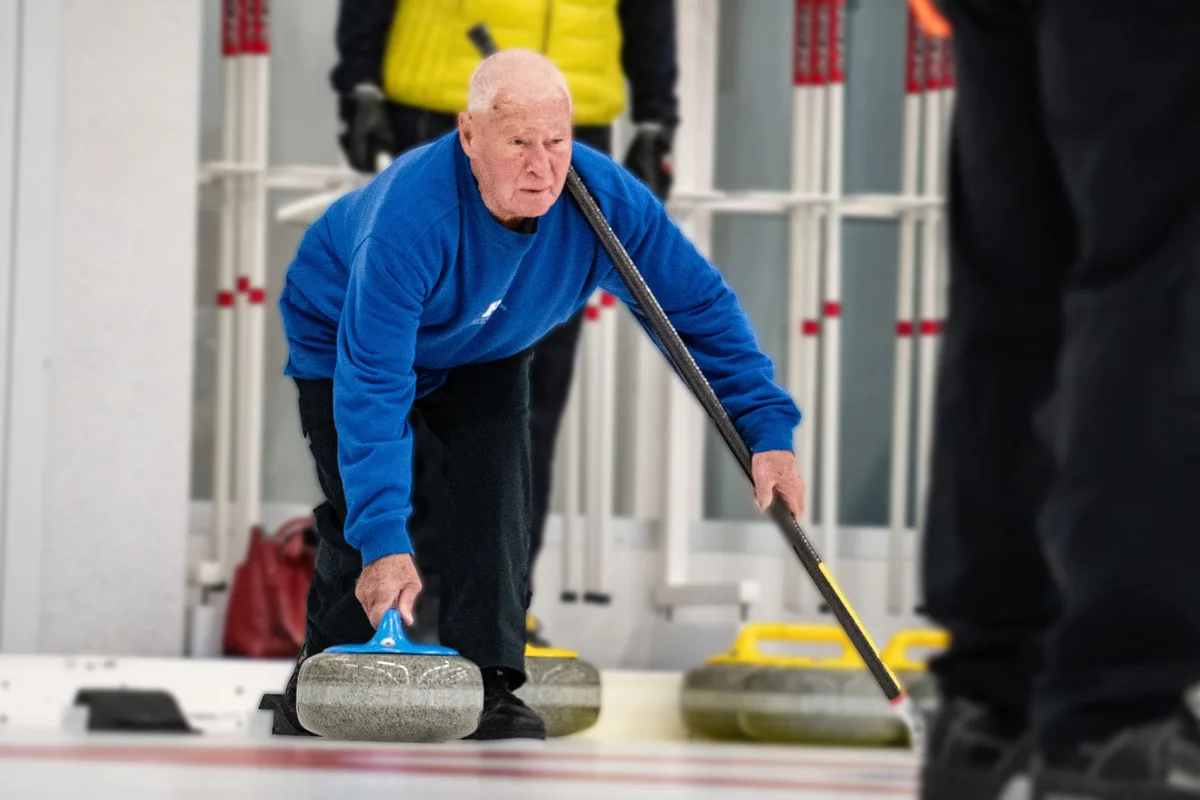 Noch immer tief in die Knie: «Wisi» Meier bei der Steinabgabe. Alois Meier vom CC Wetzikon ist auch mit 86 noch begeistert am Werk. Besuch in der Eishalle beim rüstigen Curler.